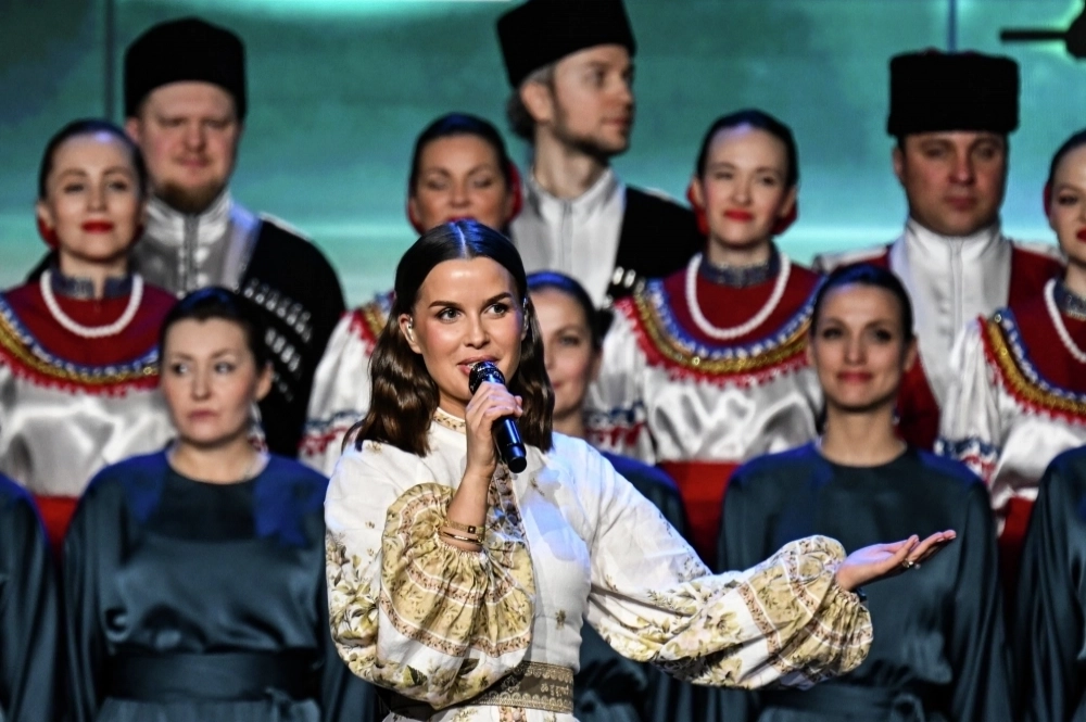 Певица Татьяна Куртукова выступает на праздничном концерте ко Дню защитника Отечества, на церемонии закрытия IV международного фестиваля документального кино.