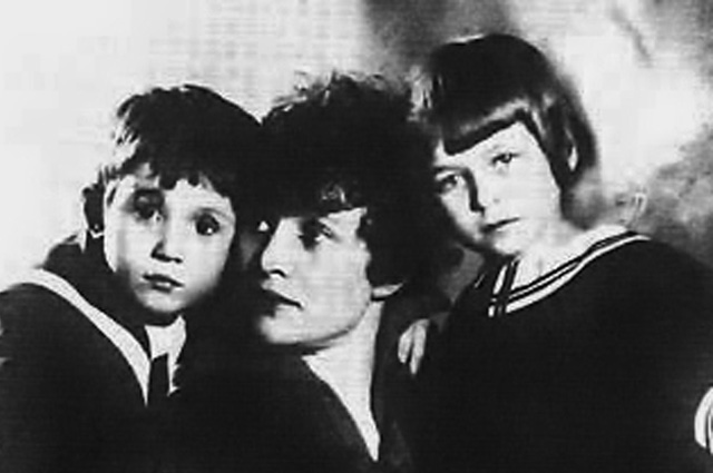 Зинаида Райх с детьми, Константином и Татьяной Есениными