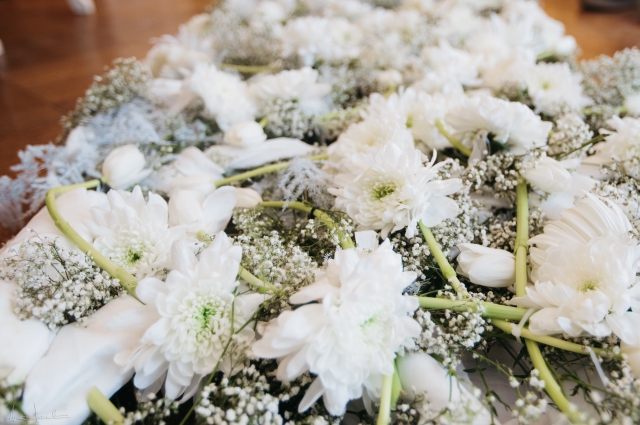 Шлейф был сплетен из белых цветов - роз, хризантем, тюльпанов и гипсофил.