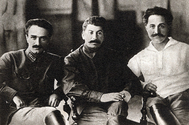 Слева направо: Анастас Микоян, Иосиф Сталин, Серго Орджоникидзе, 1925 г.