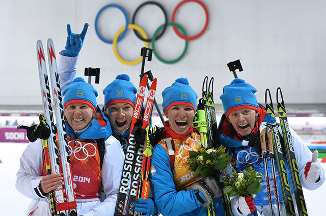 Слева направо: Яна Романова, Ольга Зайцева, Екатерина Шумилова, Ольга Вилухина, завоевавшие серебро в биатлонной эстафете на Олимпиаде в Сочи.