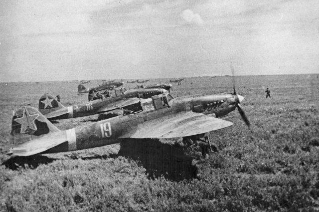 Советские штурмовики Ил-2 прогревают двигатели перед вылетом с полевого аэродрома.