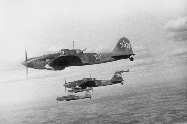 Звено штурмовиков Ил-2 во время боевого вылета. 
