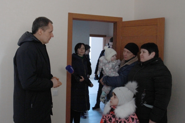 Вынужденным переселенцам в России помогают с жильем и работой.