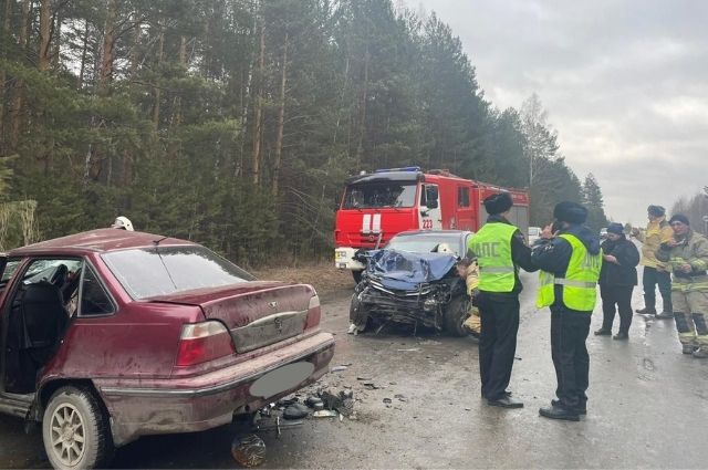 На Урале выезд водителя на встречку привел к гибели двух человек 