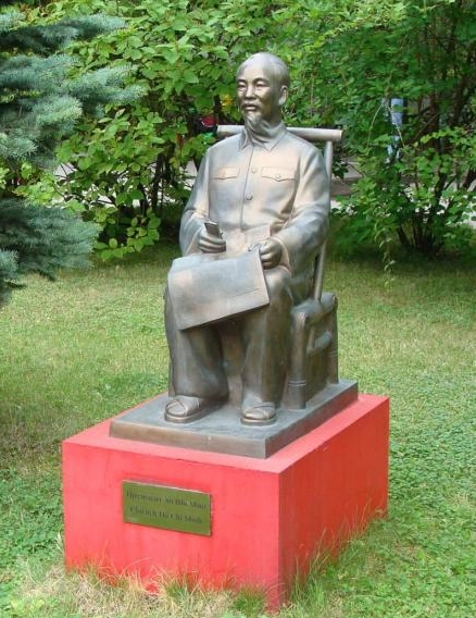 Памятник Хо Ши Мину,  СПбГУ.