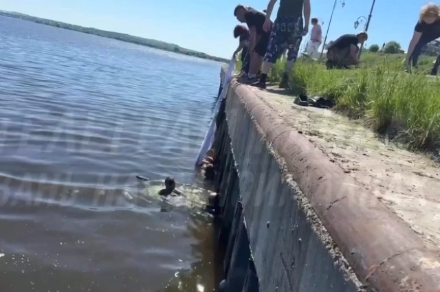 Ребенка спасали четыре человека.