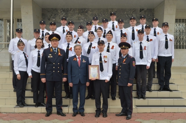 Фёдор (третий слева в первом ряду) готовится к вступительным испытаниям для поступления в  ведомственный вуз.
