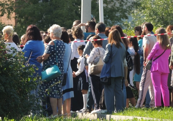 Многие родители остались за забором и сигнальными лентами.