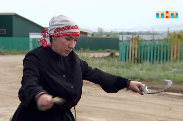 Ангелина Изосимова провела ритуал с серпом