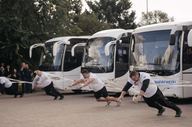 Силачи сдвинули с места пять автобусов общей массой 67,85 тонн всего за 48 секунд.