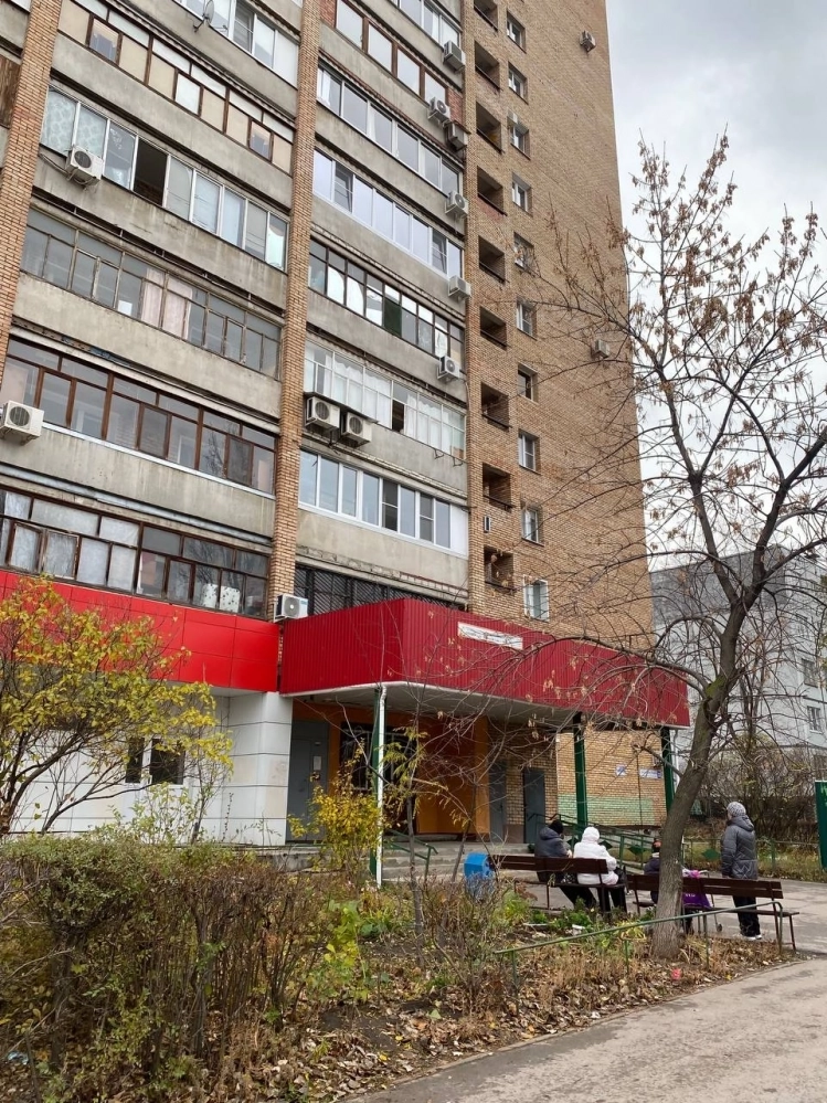 Злополучный дом, у подъезда которого нашли тело школьницы.