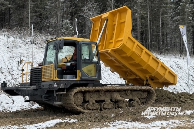 Машина запрограммирована на выполнение определённых задач при работе с грунтом.  