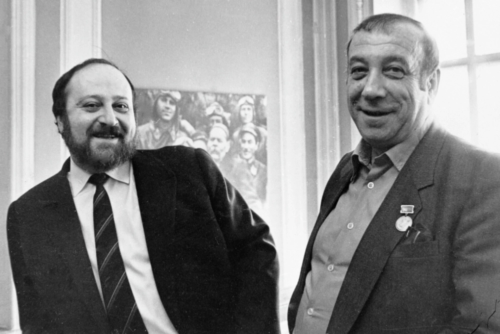 Писатели Георгий (слева) и Аркадий (справа) Вайнеры, 1990 год.