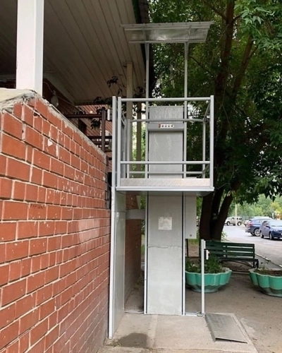 Таким подъемником могла бы пользоваться не только Лариса Бойко, но и мамы с колясками или пожилые жильцы.