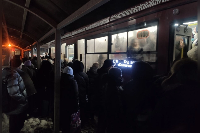 Каждый вечер на остановках наблюдается подобная сцена из-за снегопада.
