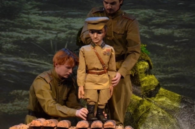 Сцена из спектакля «Озарённый первым салютом»