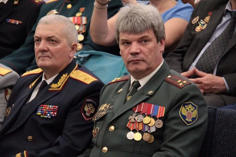 Александр и его боевой товарищ Дон (слева).