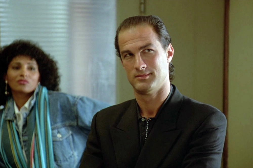 Стивен Сигал в фильме «Над законом» (1988).