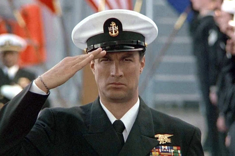 Стивен Сигал в фильме «В осаде» (1992).