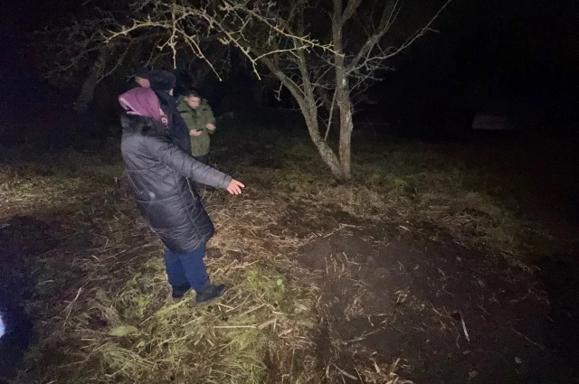 Женщина сама закопала тело.