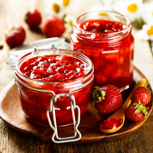 Варенье из клубники с  розмарином и чёрным перцем.