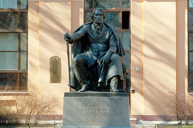 Памятник И. С. Тургеневу на Манежной площади в Санкт-Петербурге