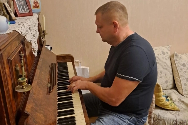 В старинном доме часто звучит музыка (за инструментом старший сын хозяйки Алексей Мелешков).