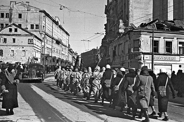 Дружинники санитарного отряда на улицах Москвы, 1941 г.