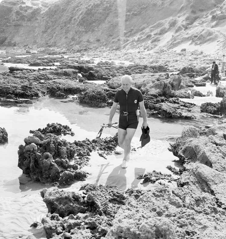 Гарольд Холт готовится к подводной охоте. 1966 г.