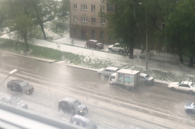 После ливня на улице Немировича-Данченко появилась небольшая «река».