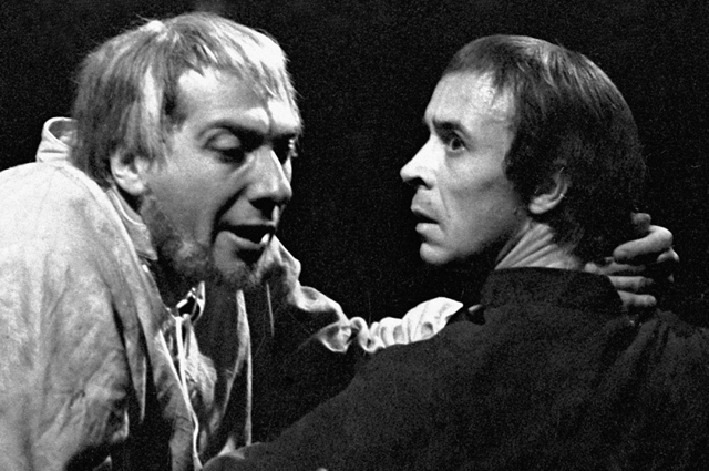 Сергей Юрский в роли короля Генриха IV и Олег Борисов в роли его сына Гарри в спектакле по пьесе Вильяма Шекспира «Генрих IV». 1969 год.