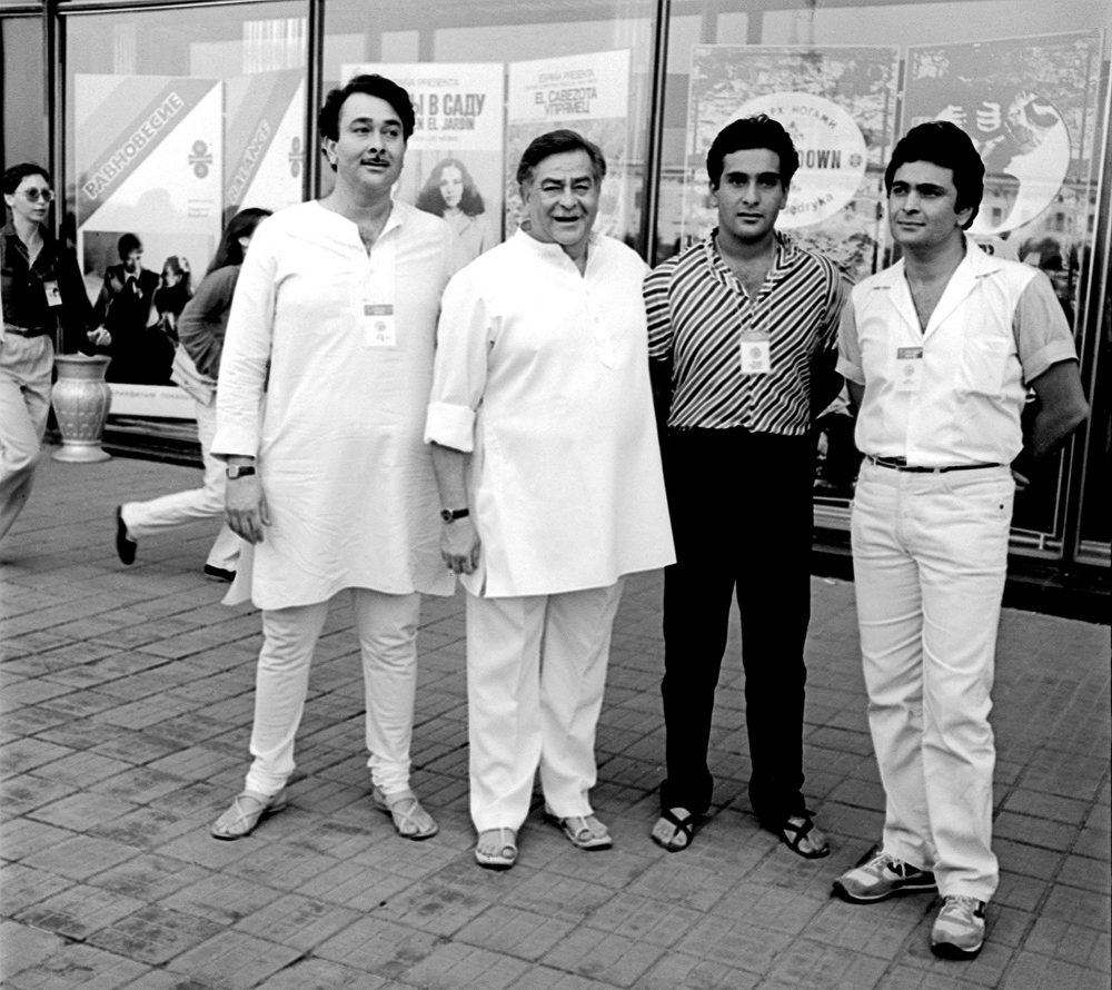 Известный индийский актер и режиссер Радж Капур с сыновьями Рандхиром, Радживом и Риши на XIII Московском Международном кинофестивале. 1983 год.