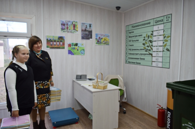 Воспитанница Дома творчества Арина Концерова решила тоже что-нибудь сдать в Экопункт.