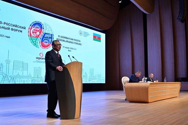 Глава Свердловской области работает на межрегиональном форуме в Баку