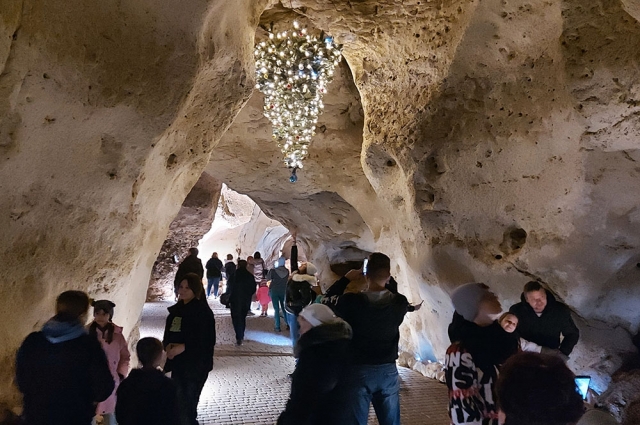Подвешенная к потолку елка в крымской пещере 