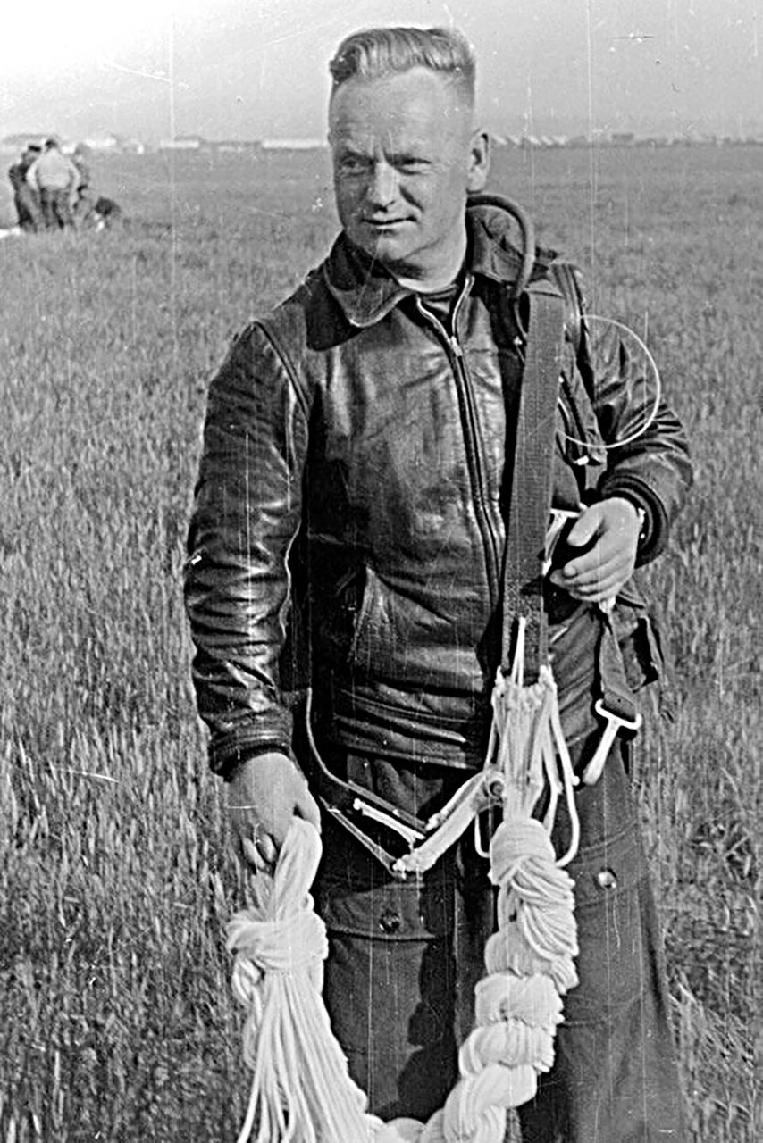 В 1960 г.Никитин тренировал первых космонавтов в Энгельсе Саратовской области.