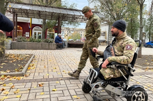 «После ранения жить хочется больше». Боец потерял ноги, но вернулся на СВО