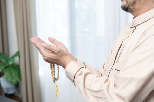 Верующие вспоминают ушедших родных, молятся о милости для них и размышляют о быстротечности времени.