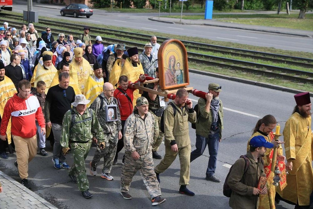 Рядом с паломниками будет двигаться звонница, освященный походный храм на колесах и полевая кухня.