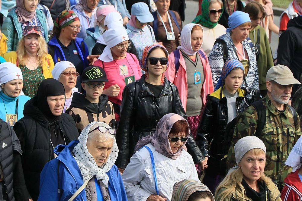 Паломники в пути непрестанно поют молитву.