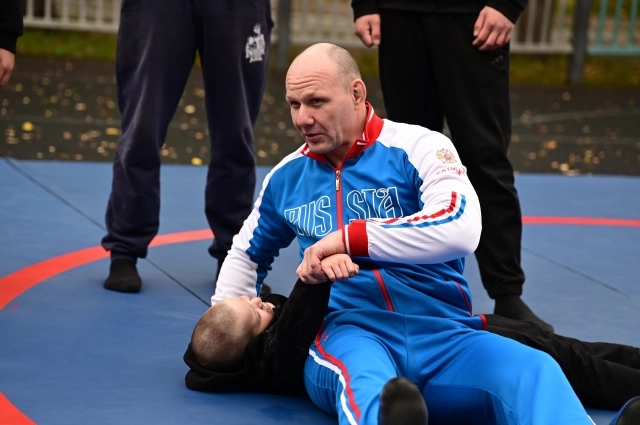 Мастер-класс по самбо провёл Заслуженный мастер спорта России Евгений Исаев