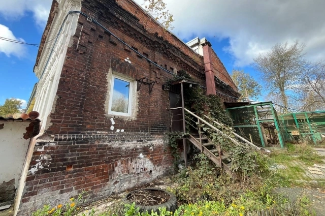 Сохранившаяся стена старинного здания.