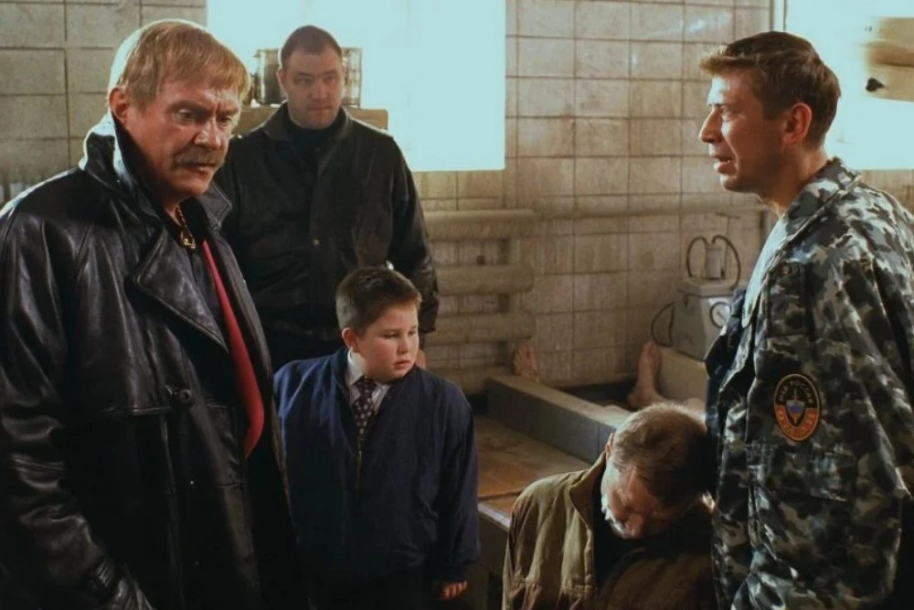 Эти кадры подчеркивают мрачную и гротескную атмосферу фильма, в которой криминальные будни переплетаются с черным юмором и абсурдом.