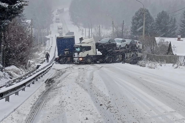 Гололёд всегда обостряет ситуацию с ДТП не только в городе, но и на федеральных трассах.