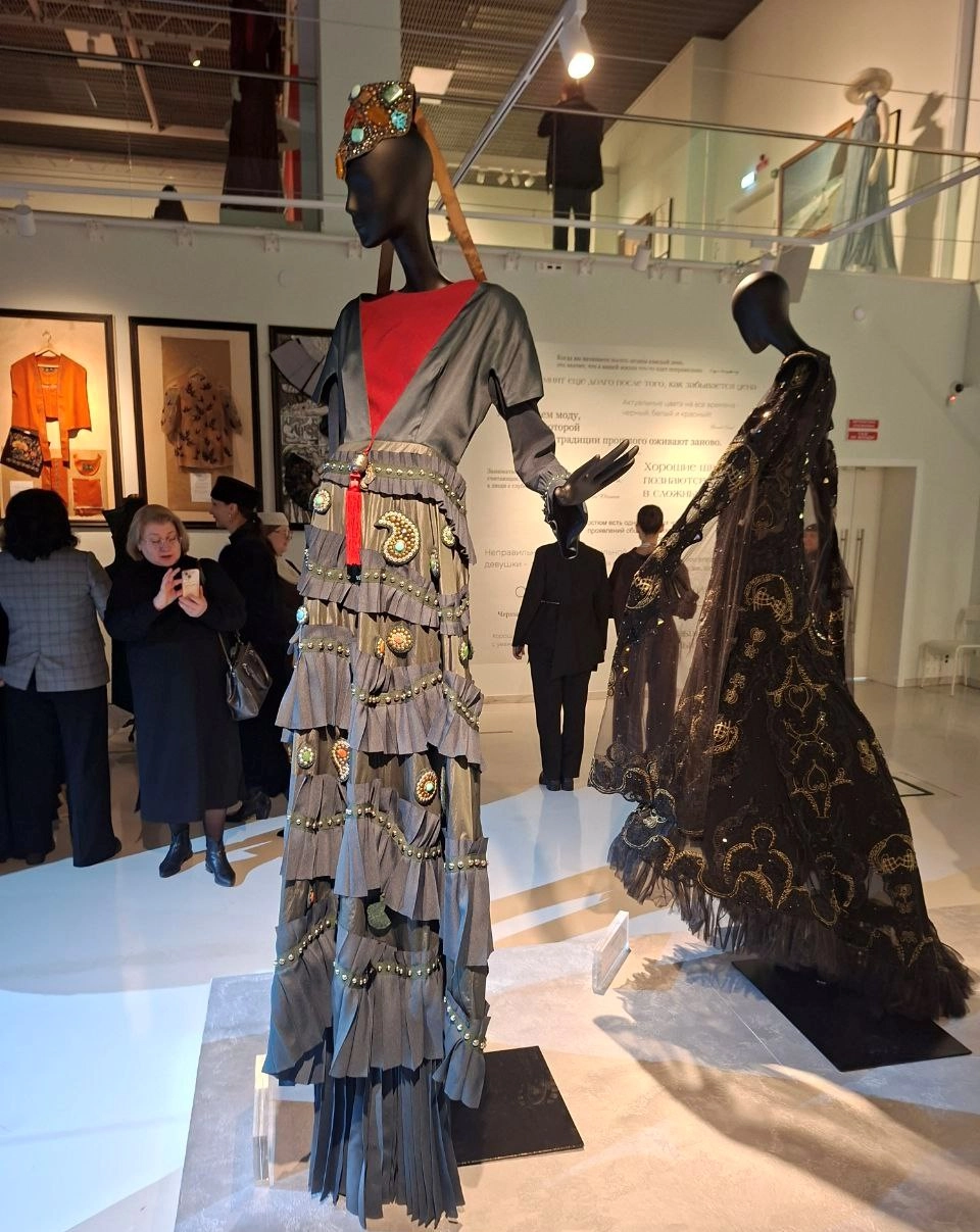 Свои творения на выставке представили члены Союза дизайнеров Татарстана. 