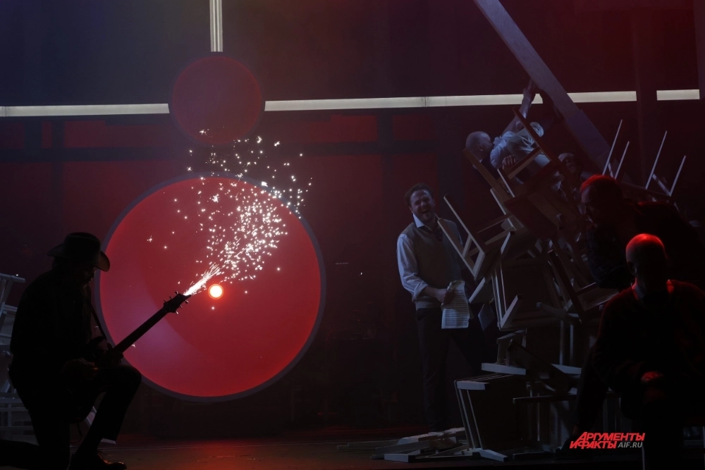 Спектакль звучит как напоминание: театр - это общий аккорд, который складывается из сотни голосов.