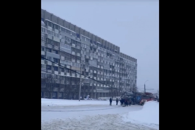 Опора ЛЭП полностью перекрыло движение. 
