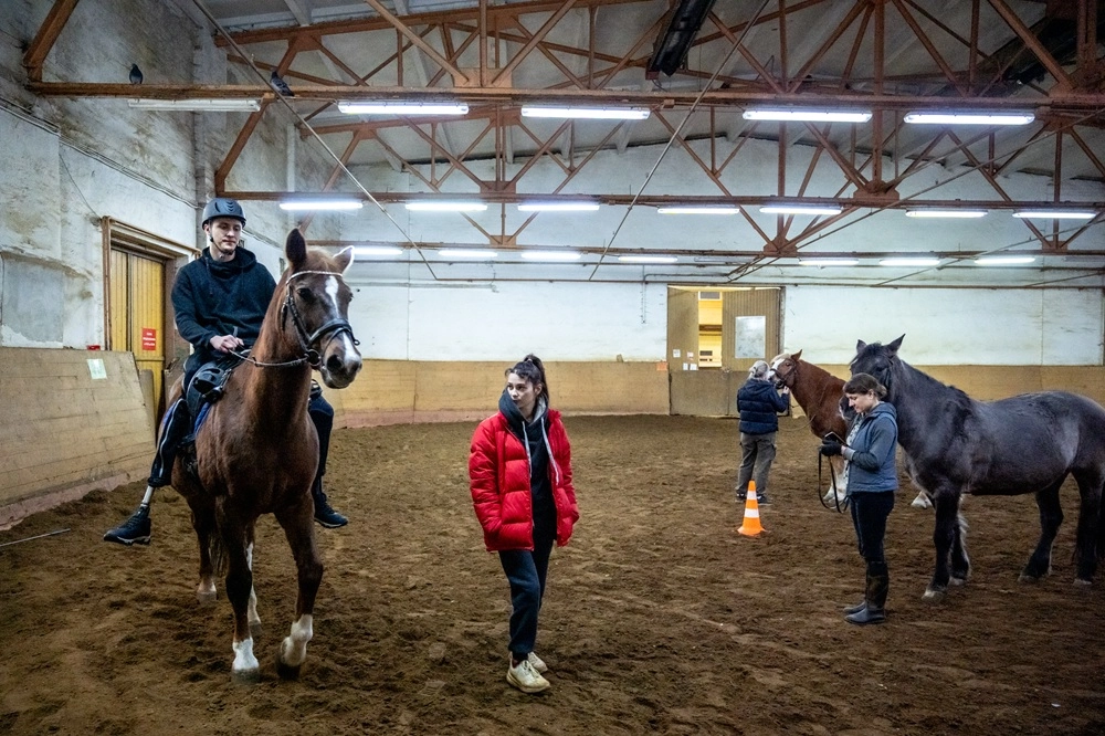 Занятия с лошадьми — лишь часть восстановительного лечения, да и эффект ощутим не сразу. Но после нескольких месяцев, а порой и лет занятий с лошадьми аутисты начинают смотреть в глаза, общаться, улыбаться, иногда даже «перерастают» диагноз. 