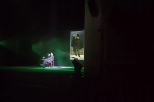 По форме спектакль напоминает стендап.